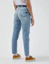 Pantalón de jean celeste con roturas en las rodillas, de corte recto y tiro alto.
