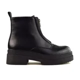 Bota corta negra de cuero sintético, con plataforma y cierre frontal con cremallera.