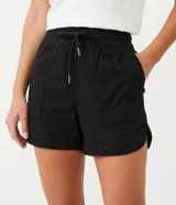 Short runner naranja de lyocell con cintura elástica ajustable con cordón y bolsillos laterales.