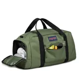 Bolso tipo duffel Jansport Weekender Medium, color verde oliva, con asas de mano y correa de hombro ajustable en color negro. Presenta un bolsillo frontal con cierre y el logo de la marca bordado.