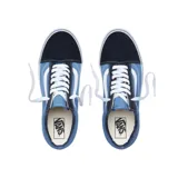 Zapatillas Vans Old Skool azules y negras con la línea lateral blanca.