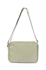 Bandolera negra de poliéster con correa ajustable y múltiples bolsillos con cierre.