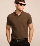Remera polo de hombre, corte slim, color gris claro, confeccionada en tejido de media malla acanalada de algodón.