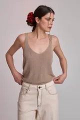 Top de punto color camel con escote en V pronunciado y tirantes anchos.