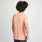 Remera rosa de punto con cuello redondo y estampado de mano sobre un celular.