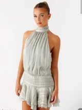 Vestido corto celeste con finas rayas verticales blancas, cuello halter fruncido y cintura y ruedo con frunces.