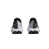 Championes Hoka Carbon X 3 de hombre, color negro con detalles en blanco y naranja. Diseñados para running de resistencia con placa de fibra de carbono y Meta-Rocker agresivo.