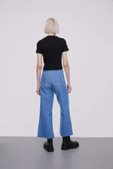 Pantalón de jean azul de corte ancho y tiro alto.