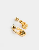 Aros dorados tipo argolla con strass y dije de corazón liso.