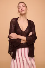 Conjunto de lino tejido, compuesto por un saco y una musculosa de silueta holgada.