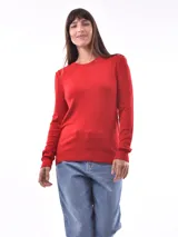 Sweater de punto color beige, de corte clásico y mangas largas. Ideal para uso diario.