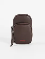 Porta celular negro de cuero sintético con bolsillo frontal y correa larga ajustable.