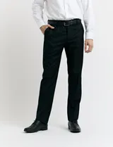 Traje de vestir color marrón topo, compuesto por saco de dos botones con solapa de muesca, dos bolsillos delanteros con solapa y un bolsillo superior. Pantalón de vestir con corte recto y bolsillos laterales. Incluye camisa blanca y corbata azul con lunares blancos.