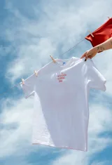 Remera blanca de corte holgado con estampa frontal con la frase "Tu intuición siempre sabe" en color rojo.