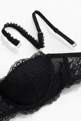 Soutien balconette negro de encaje con aros y copas acolchadas, breteles ajustables extraíbles, varillas laterales y cierre de corchetes en la espalda.