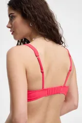 Top de bikini color verde esmeralda, con breteles finos y corte recto.