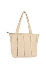 Bolso shopper color beige con diseño acolchado y pespuntes verticales. Tiene doble asa de hombro y cierre superior.