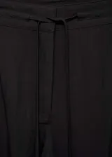 Pantalón cargo marrón oscuro de corte recto, con cintura elástica ajustable con cordón, bolsillos laterales, bolsillos de parche con solapa en la pierna y trabillas.