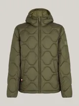 Campera acolchada verde militar con capucha fija y cordón ajustable, cierre de cremallera, dos bolsillos diagonales en la cintura y parche con el logo de Tommy Hilfiger en la manga. Repele el agua y cuenta con aislamiento térmico.