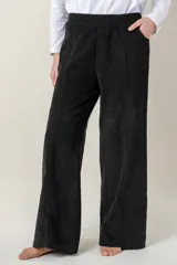Pantalón negro de pana con corte palazzo, cintura alta con elástico en la parte trasera, bolsillos laterales y traseros.