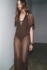 Vestido midi de punto calado con rayas horizontales en tonos negro y dorado, escote en V, manga corta y aberturas laterales en el ruedo.