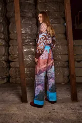 Pantalón de pana sublimado con estampado de montañas y cielo celeste. Tiro medio, corte evasé similar a un oxford, con doble botón y cierre.