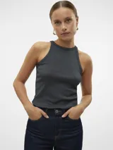 Top gris oscuro con cuello redondo y sin mangas.