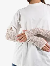 Camiseta blanca de algodón con mangas cortas y mangas largas de encaje color crema debajo.