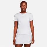 Remera deportiva Nike One Classic de mujer, color blanco, con logo pequeño en el pecho.