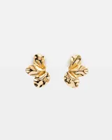 Aros pasantes dorados con forma de flor metálica.