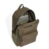 Mochila de lona verde oliva con detalles en negro, cuenta con un compartimento principal espacioso y un bolsillo frontal.