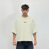 Remera color crema de corte holgado con estampa gráfica en la espalda que incluye el texto 'VENEFRO' en letras estilo graffiti y una frase en inglés.