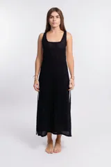 Vestido largo de tejido calado color negro, con breteles finos y corte recto con aberturas laterales.