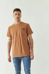 Remera gris claro de algodón con cuello redondo y estampado pequeño en el pecho.