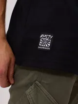 Remera blanca de algodón con cuello redondo y estampado del logo de la marca Rusty en el pecho.