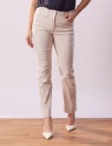 Pantalón de gabardina elastizada color beige, marca Tahari. Corte slim, pretina con pasadores, cierre y broche interno. Delantera y trasera con bolsillos.