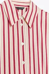 Camisa de manga larga con cuello solapa y cierre frontal con botones. Diseño a rayas verticales color borgoña y crema.
