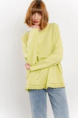 Remera verde lima de corte holgado con cuello redondo y mangas largas.