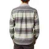 Camisa de franela a rayas horizontales en tonos beige, gris, azul y blanco, con cuello clásico, manga larga, dos bolsillos con botón en el pecho y cierre frontal con botones marrones.
