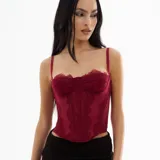 Corset color bordó con encaje, breteles finos y copas preformadas.