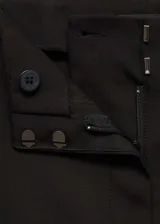 Short negro de tiro medio, corte recto y tejido ligero.