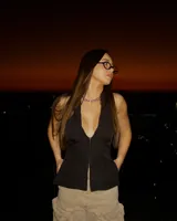 Top negro con cuello halter y cierre frontal con cremallera.