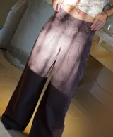 Pantalón vaquero de tiro alto y corte palazzo.