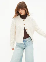 Cárdigan rojo de punto trenzado con cuello redondo y botones de madera.