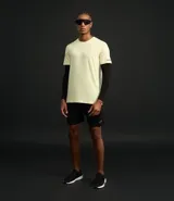 Bermuda deportiva negra con cintura elástica, bolsillos laterales y cordón de ajuste.