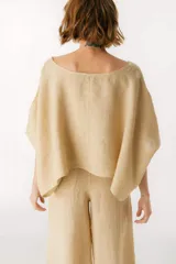 Blusa negra de lino con mangas anchas y corte crop.