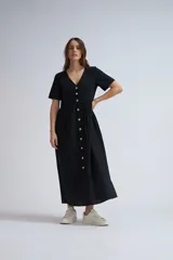 Vestido midi negro de lino con botones blancos, escote en V y mangas cortas.