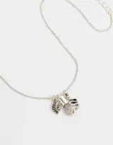 Collar corto plateado con cadena de eslabones y tres dijes colgantes: un dije de ojo turco con strass, un dije cilíndrico de piedra amatista y un dije de serpiente.