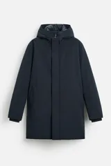 Parka azul marino de tejido técnico repelente al agua, corte regular fit, interior acolchado, cuello alto con capucha, mangas largas con puños de rib, cuello interior desmontable con cremallera, bolsillos de vivo en cadera y bolsillo interior. Cierre frontal con cremallera oculta por solapa con botones a presión.
