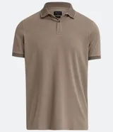 Polo de manga corta color beige, confeccionada en algodón con cuello jacquard y ribete en las mangas.